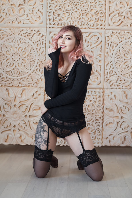 アジア人のタトゥー OnlyFans 美しいヌード 写真