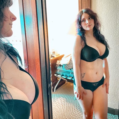 コスプレファックOnlyFans 無料裸 写真