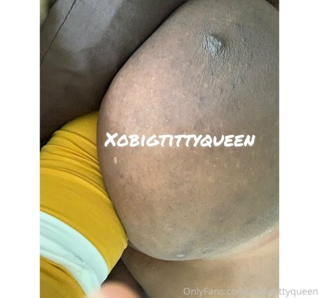 XoBigTittyQueen 裸のスター 画像
