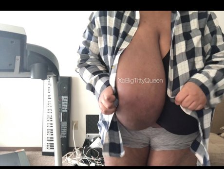 XoBigTittyQueen ヌードスター 画像