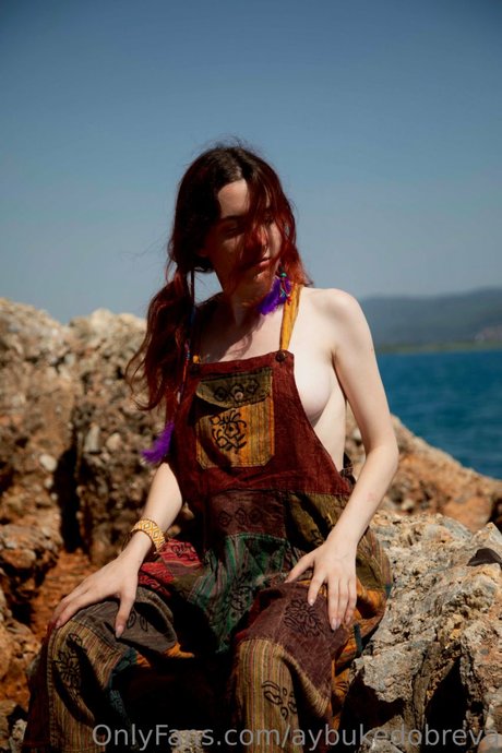 Aybuke Dobreva スター ヌード 写真