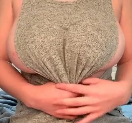 SmallGirlBigTitties 可愛いモデル 写真
