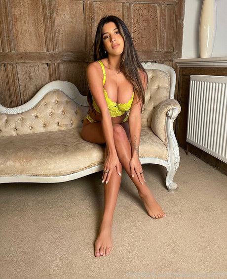 黒髪の熟女OnlyFans セクシー裸 画像