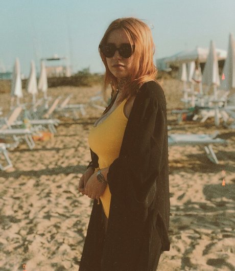 トップレスビーチOnlyFans ヌード 画像