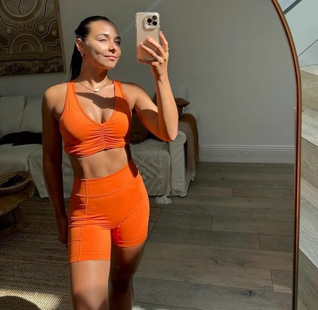 Brooke Blurton ヌードモデル 写真