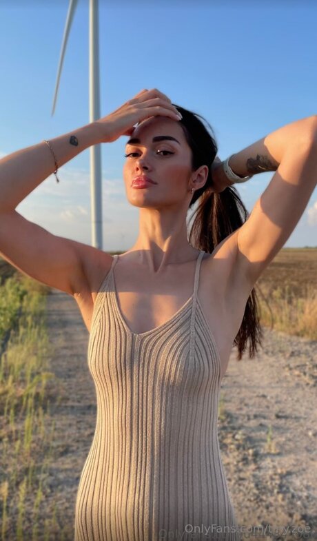 Tiny Zoe 無料女優 画像