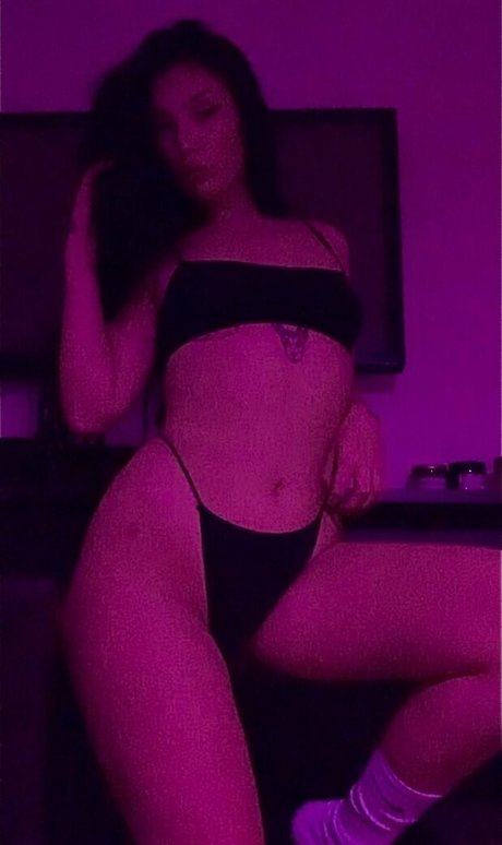 Saintpussey ヌード女優 写真