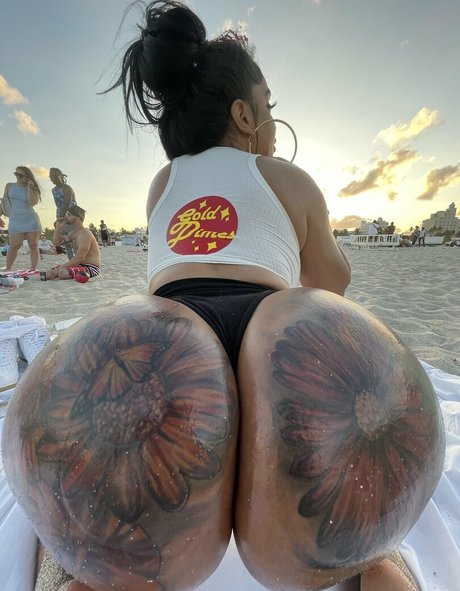 かわいい巨乳OnlyFans 美しいヌード 写真