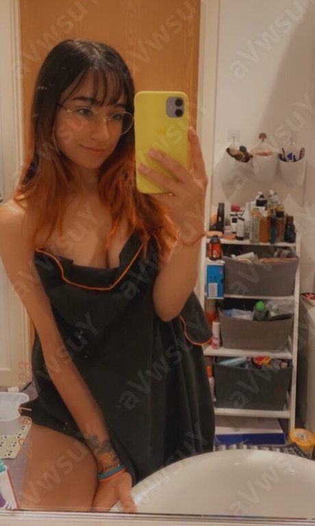 Maya ASMR セクシーモデル 画像