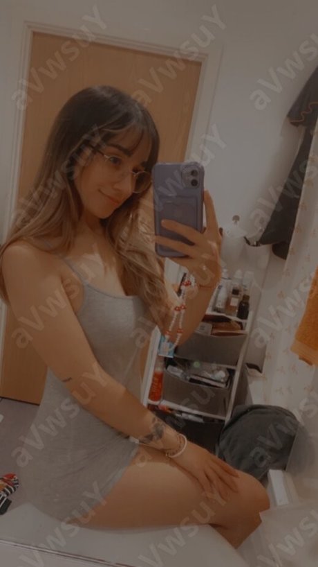 おばあちゃんの巨乳OnlyFans ホット 画像