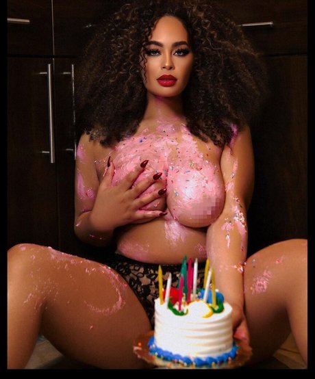 ビッグフィートオンリーファン セクシーヌード 写真