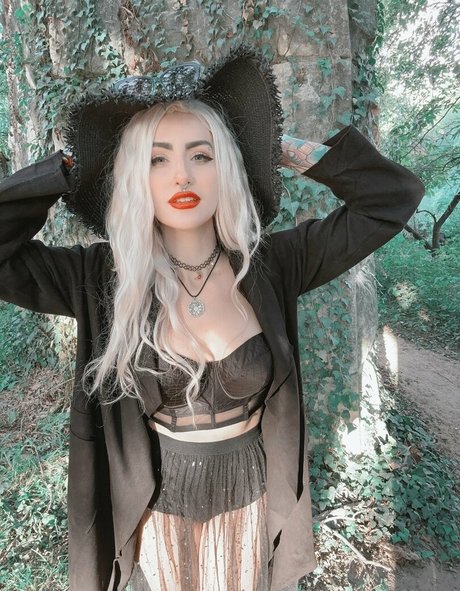 ブロンドヨガOnlyFans トップ 写真