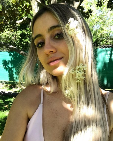 Morena Beltran アートモデル 画像