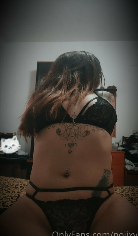 noiixy ポルノスター エロティック 写真