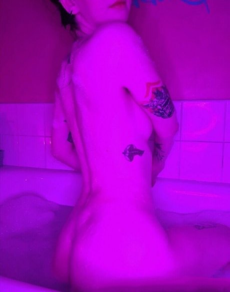 Louise Julie ヌードスター 写真