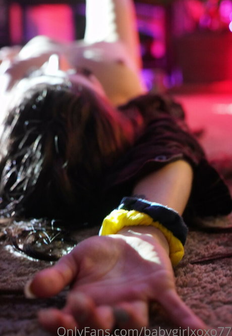 ティーンソロOnlyFans ヌード 画像