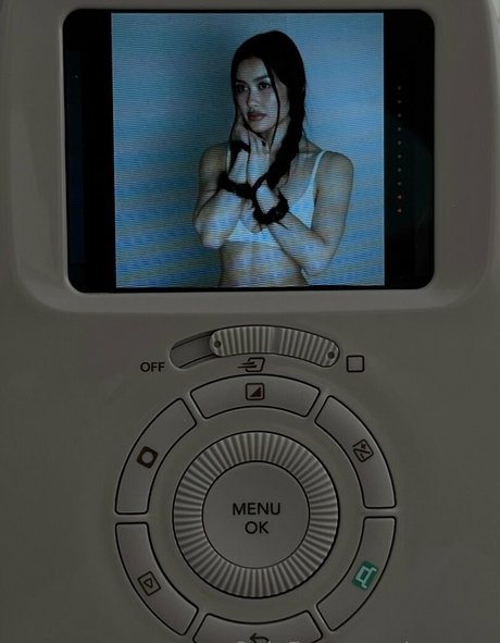 Elaine Thi ヌードモデル 写真