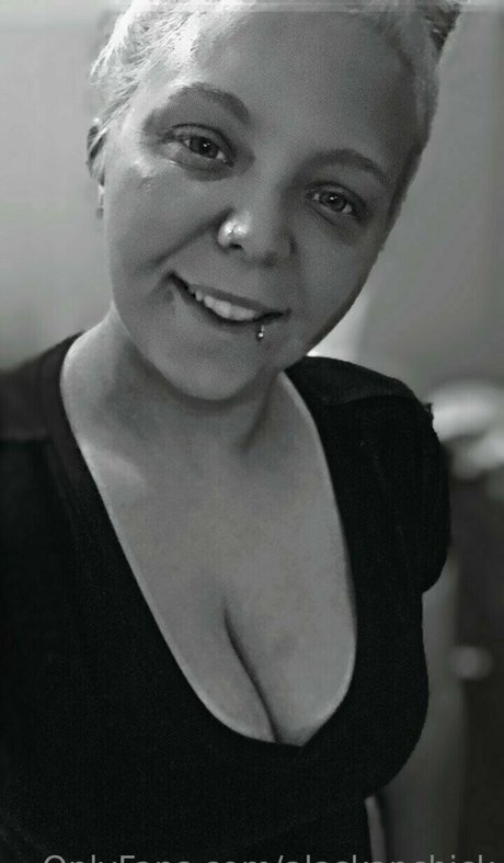 小柄なBBC OnlyFans セクシー裸 画像