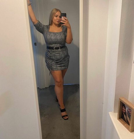 Lucy Whittingham 裸のスター 画像