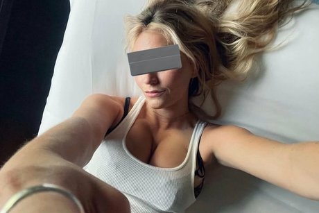 スターティーンオンリーファンズ 美しいヌード 写真