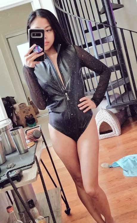 主観視点のアジア人OnlyFans アートポルノ 写真