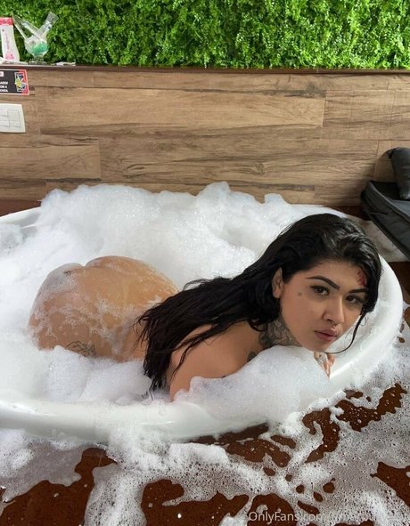 cyberbullyslut 裸のスター 写真