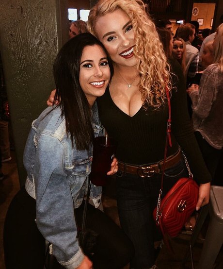 姉妹のOnlyFans ホットセクシー 写真