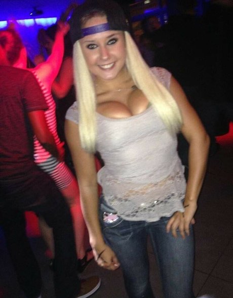 ブロンドヨガOnlyFans HD 画像