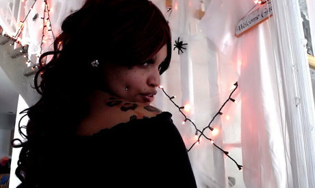 小柄なブロンドの熟女OnlyFans エロチック ギャラリー