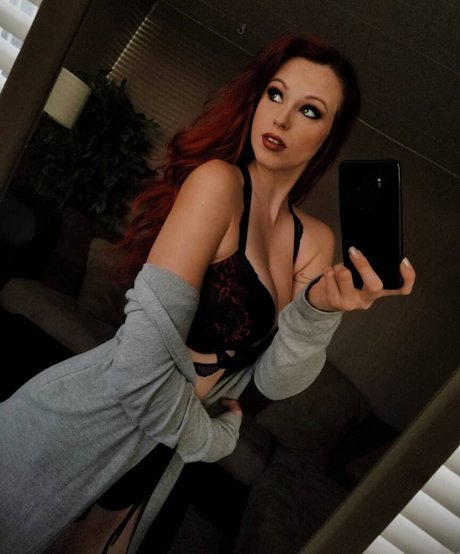 曲線美の赤毛OnlyFans セクシー裸 写真