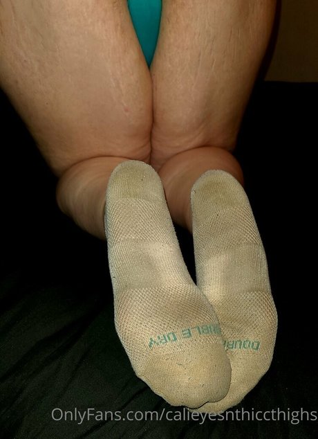 calieyesnthiccthighs エロティックモデル 写真