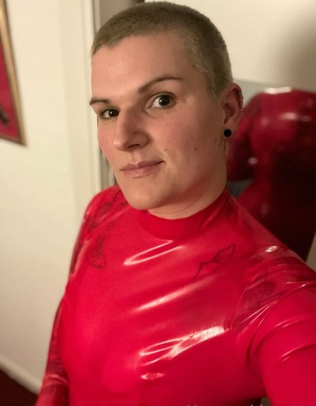 エモオンリーファン ヌード 写真