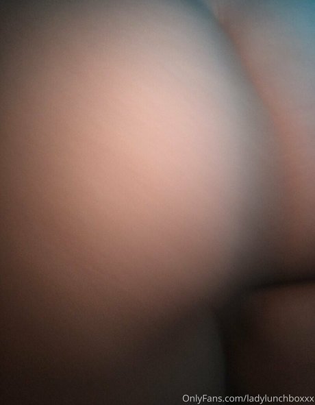 ladylunchboxxx ポルノモデル 写真