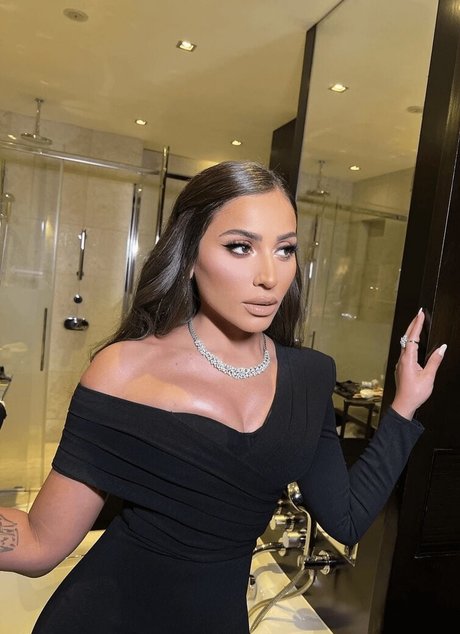 Dina El Sherbiny xxxモデル ギャラリー