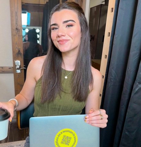 小人エボニーOnlyFans エロチック 写真