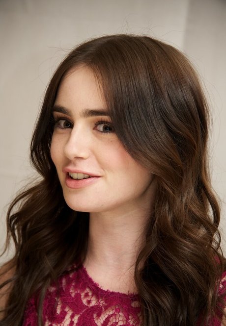 Lily Collins ヌードモデル 写真