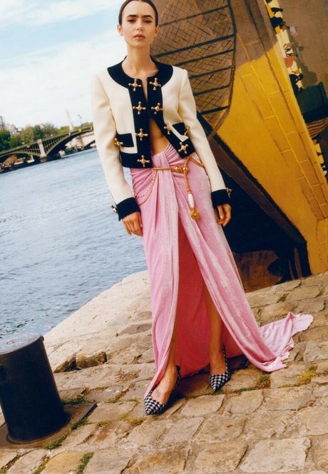 Lily Collins ポルノモデル ギャラリー