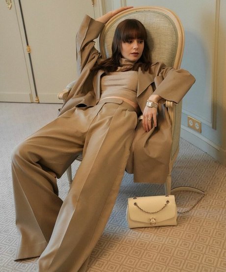 Lily Collins ヌードスター 画像