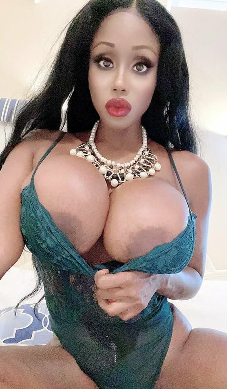 Busty Barbie アダルトモデル 写真