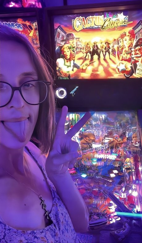 Ashley Victoria Robinson ポルノスター エロティック 写真