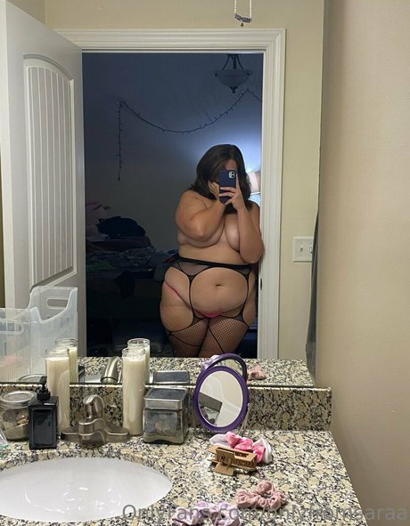 onlyfromsaraa 美しいモデル 画像