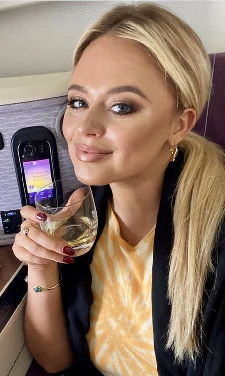 Emily Atack 裸のスター 写真