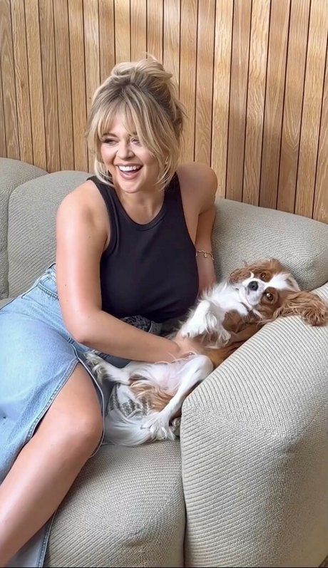 Emily Atack 完璧なポルノスター ギャラリー
