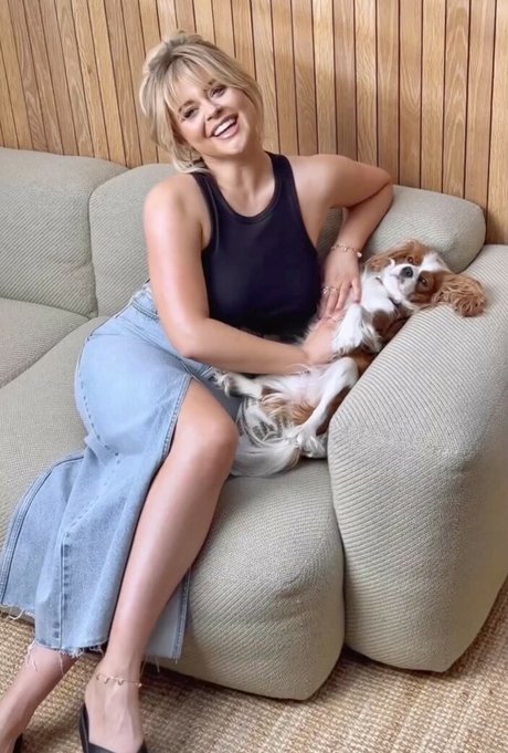 Emily Atack ポルノスター アート 写真