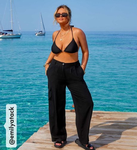 Emily Atack ヌードモデル 写真