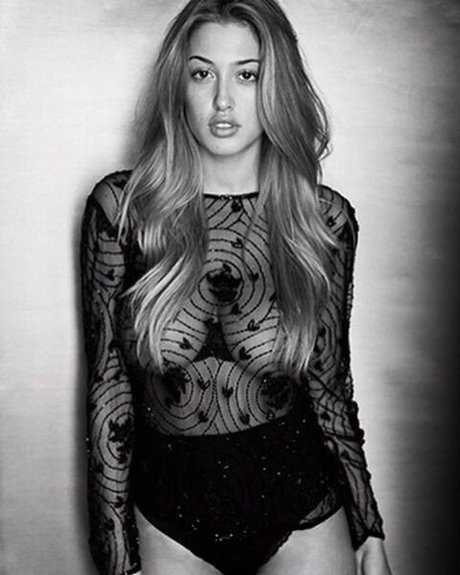 ブルネットの教師OnlyFans ホットポルノ ギャラリー