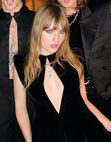 Victoria De Angelis かわいいスター ギャラリー