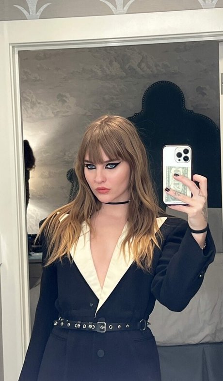 Victoria De Angelis 裸のモデル 写真