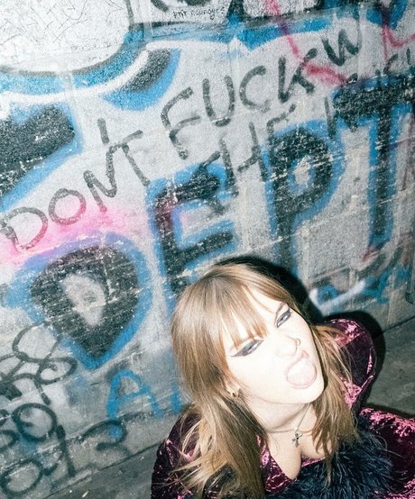 Victoria De Angelis 無料女優 写真