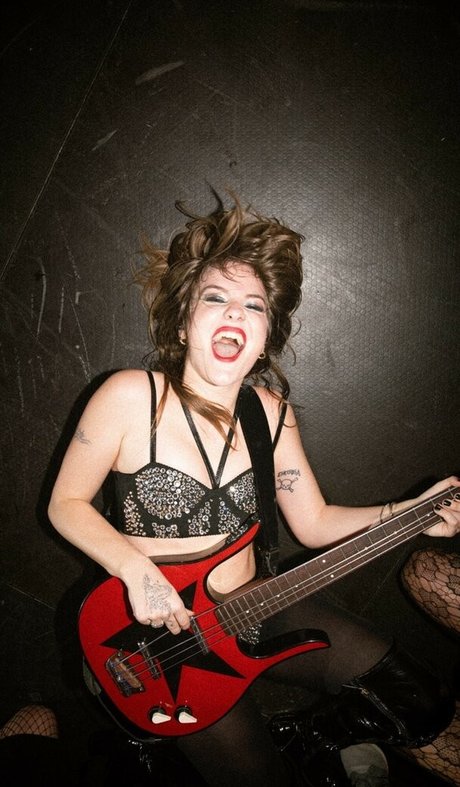 Victoria De Angelis アートスター 画像